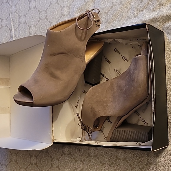 Grey Heels - Picture 3 of 11